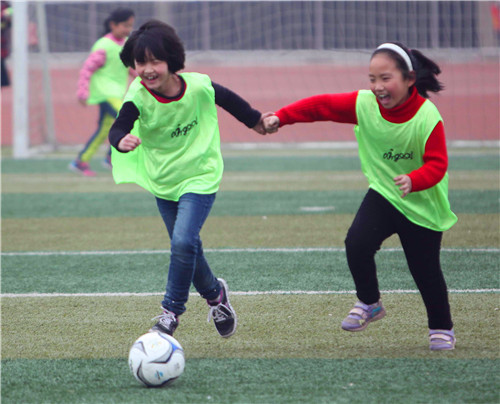 赵丽娜助力新疆小学建立女足队传递中国女足精神