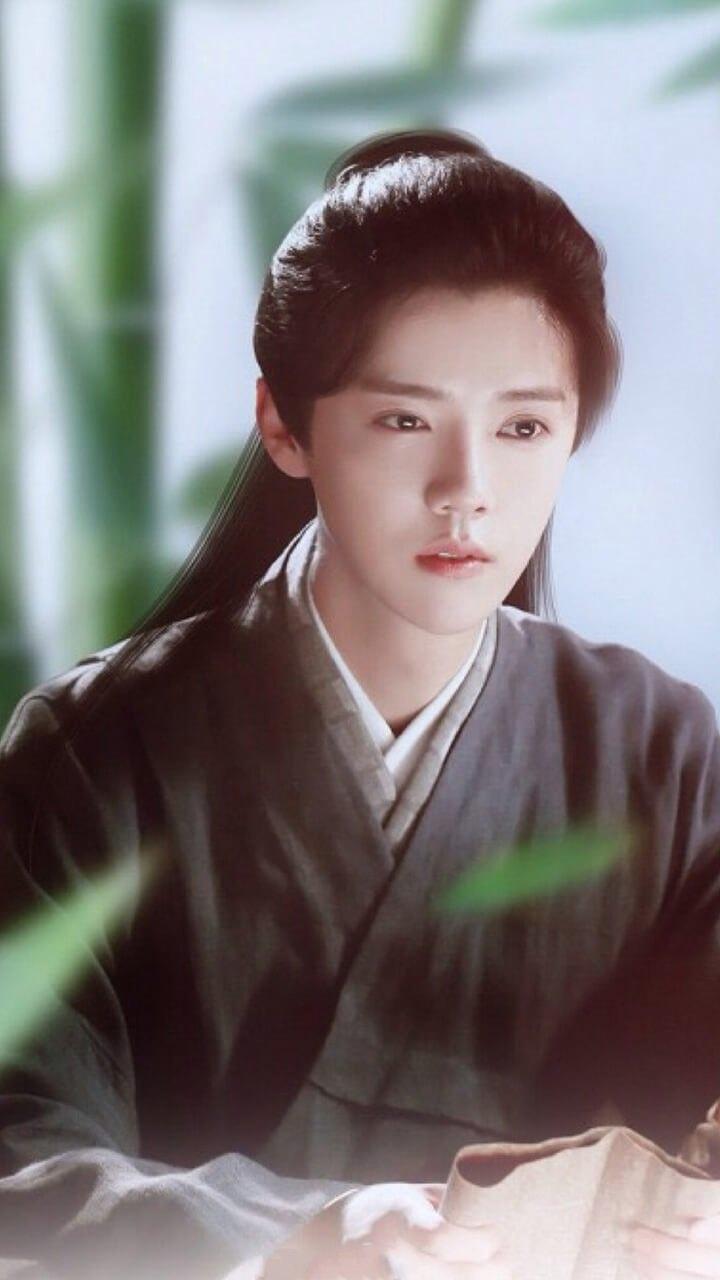 男明星素颜曝光：黄子韬黑眼圈重，肖战太路人
