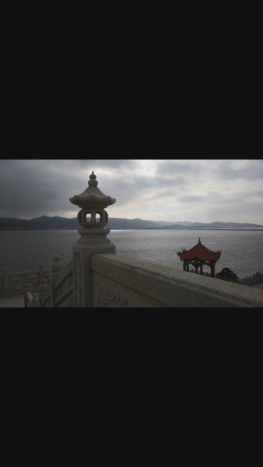 山东省威海市最东端，三面环海，海岸线长500公里
