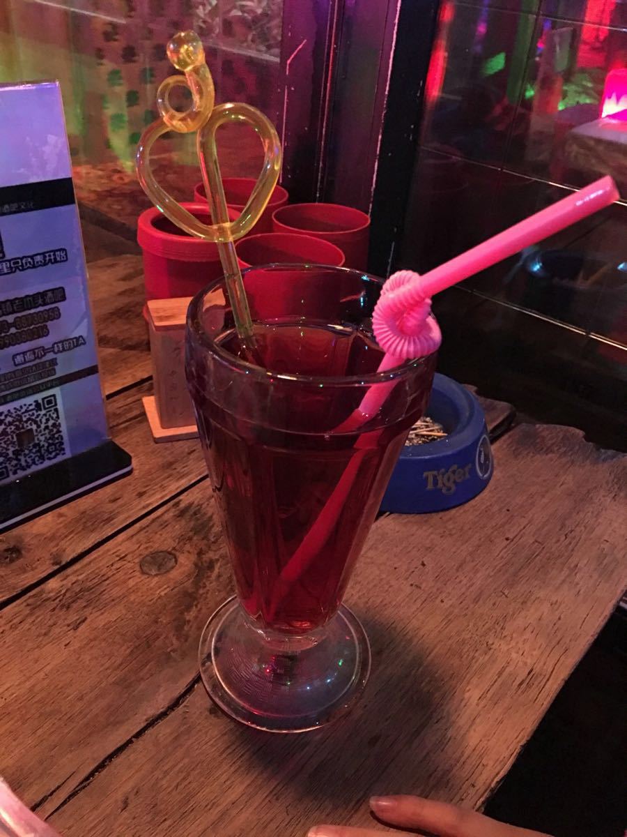 从大碗里到Punch,他在一间酒吧装在好几升大碗的Punch(图1) 酒吧文化语录_酒吧文化:_火塘酒吧文化